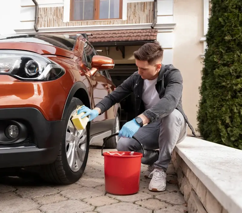Lavage auto à domicile Les Villages Vovéens : professionnel intervenant sur un véhicule